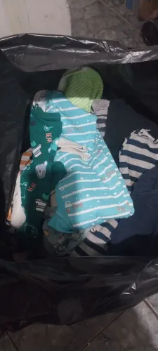 Roupinhas de bebê menino com kit berço  conservado 