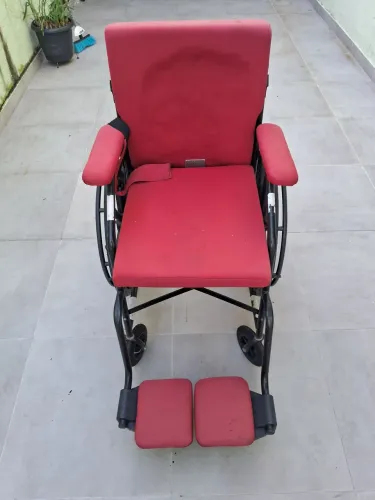 CADEIRA DE RODAS VERMELHA