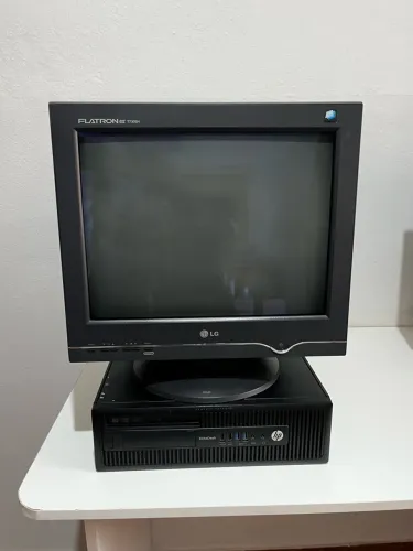 Steam Machine com Monitor de tubo LG Flatron 17 polegadas