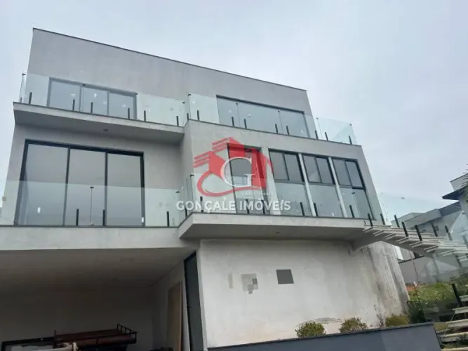 Casa em Condomínio Mosaico Essence: 3 Suítes, 5 Banheiros e Segurança 24h em Mogi das Cruz