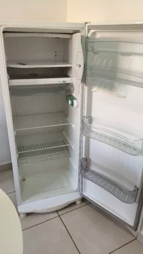 GELADEIRA SEM FUNCIONAMENTO (PARA REPARO OU RETIRADA DE PEÇAS)