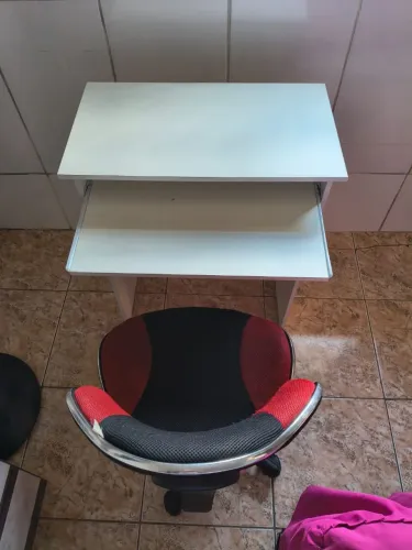 Mesa para computador com cadeira.