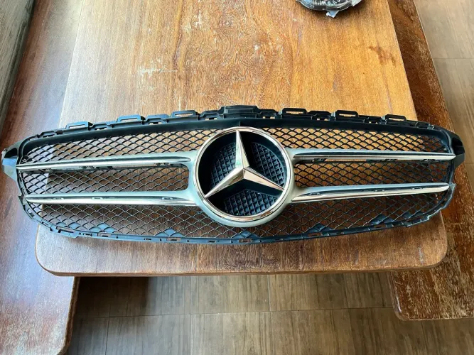 Grade frontal com emblema Mercedes w205 C180 C200 e etc
