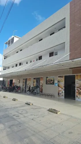 ALUGO KITNET, COM PROJETADO NA COZINHA E WC. BLINDEX NO BAHEIRO. 