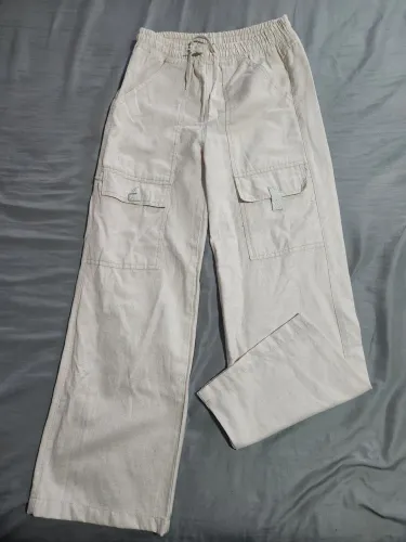 Calça tamanho 16/juvenil ou tamanho P/adulto na cor off white