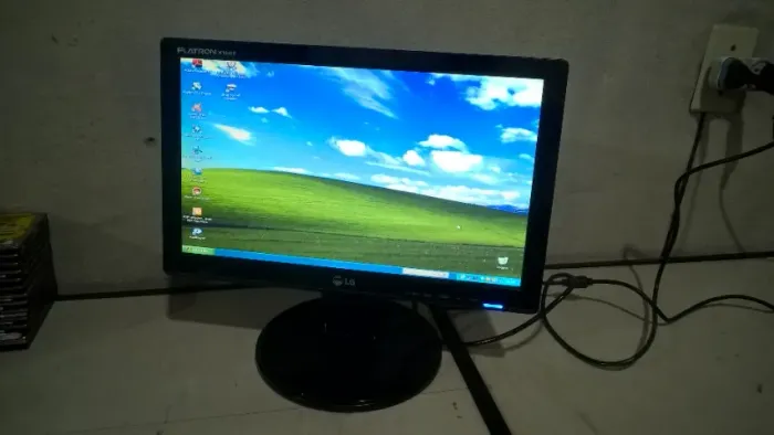 Monitor LG 15.6" Flatron W1642S - muuito novo + Cabos (VGA/Força)