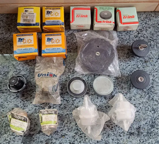 Vendo lote com 18 tampas pra tanque de combustível, de água e de óleo. LEIAAA.
