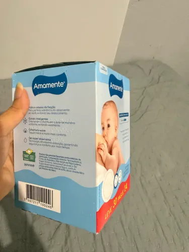 Absorvente Para Seios Amamente, apresentado em uma caixa promocional com 30 unidades.