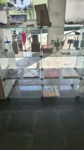 Expositor de vidro com 6 nichos