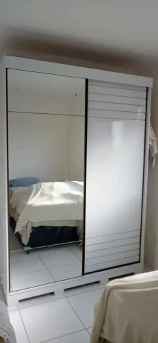 Guarda roupas casal, com espelho
