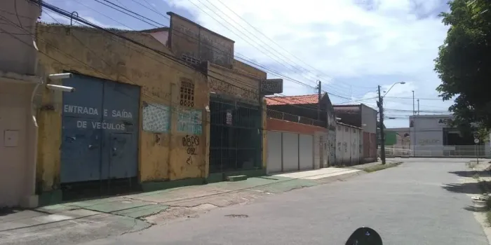 Prédio Comercial c/ área total de 324,81m², próx. AV BEZERRA DE MENEZES, 10 vagas, não fin
