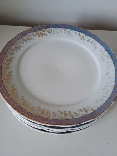 Pratos antigos de porcelana