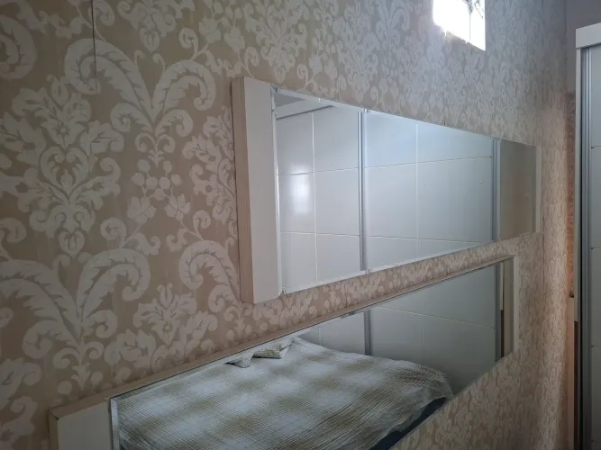 Vendo 2 espelhos com moldura branca