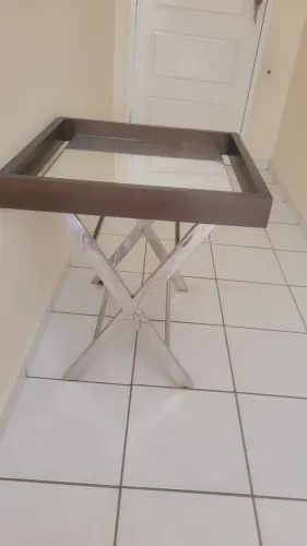 Mesa de canto de aço inox com madeira e espelho 