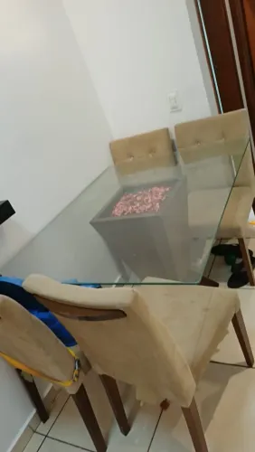 Mesa de vidro com 4 cadeiras
