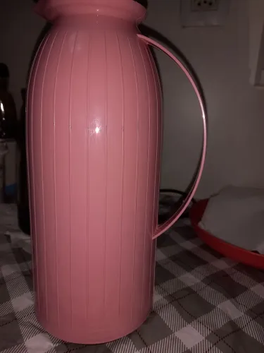 GARRA TERMICA  COR ROSA 1 LITRO .VALOR 40 NAO FAÇO ENTREGA 