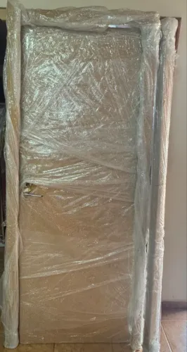 Porta nova com portal e fechadura Nova