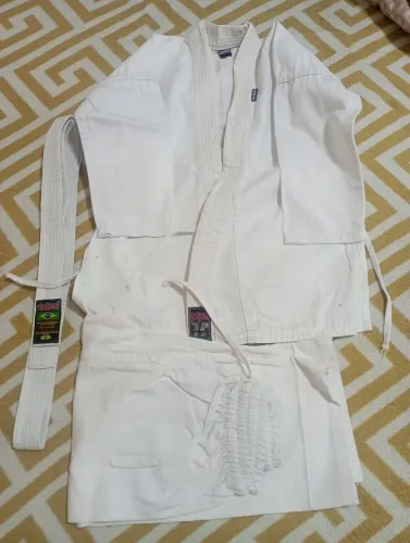 Kimono infantil Shiroi em ótimo estado
