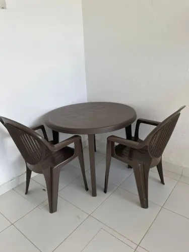 Mesa de plástico com 4 cadeiras