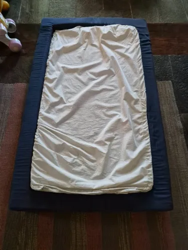 Mini cama montessori azul 90x150x15 acompanha colchao (padrao berco americano)
