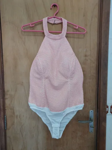 Body rosa com fundo branco