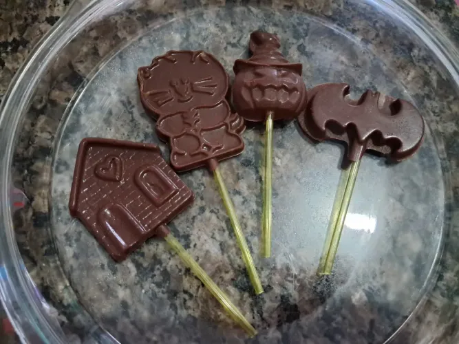 Pirulitos de chocolate temático