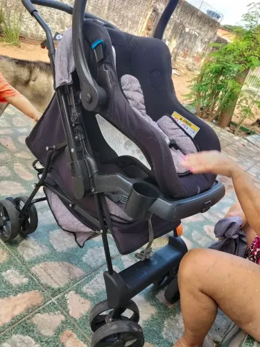 Carrinho com bebê conforto .