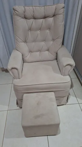 Poltrona de balanço de amamentação.