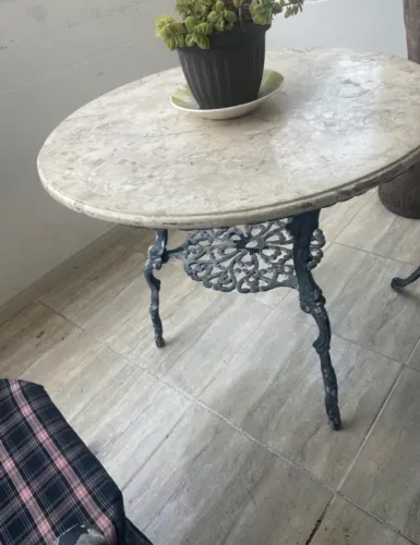 Mesa, sofá e cadeiras