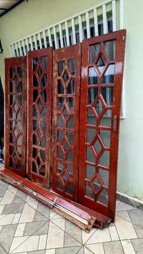 PORTA BALCÃO DE MADEIRA MACIÇA COM 4 FOLHAS E VIDROS - ÓTIMA OPORTUNIDADE