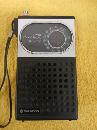 Rádio portátil antigo 