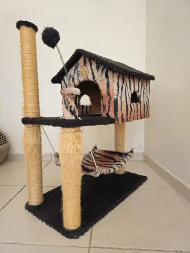 Casinha para gato com rede e arranhadores.