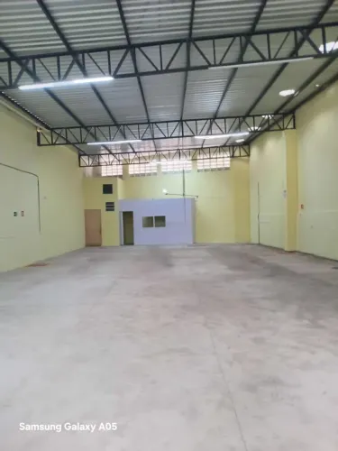Alugo Barracão no Bairro Rooselvet em Uberlandia com exelente localização de 300m