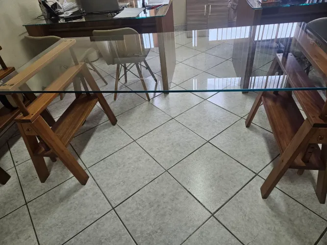 Mesa de escritório em madeira maciça com tampo de vidro - loja tok stok