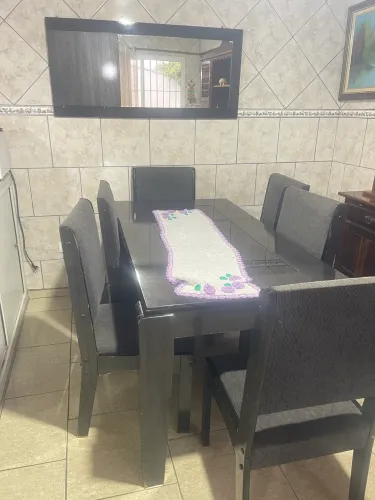 Mesa 6 lugares de madeira com vidro