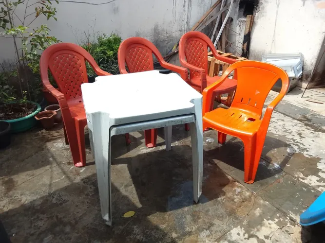 Mesa e cadeiras