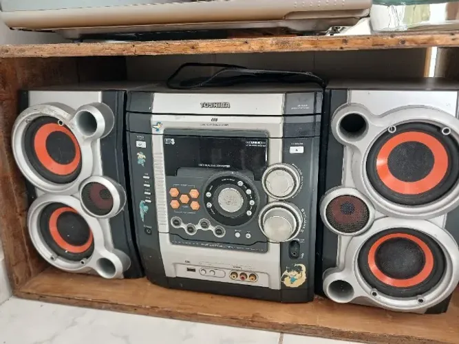 Rádio/som toshiba mini system. Precisa verificar entrada USB e CD não  está funcionando. 