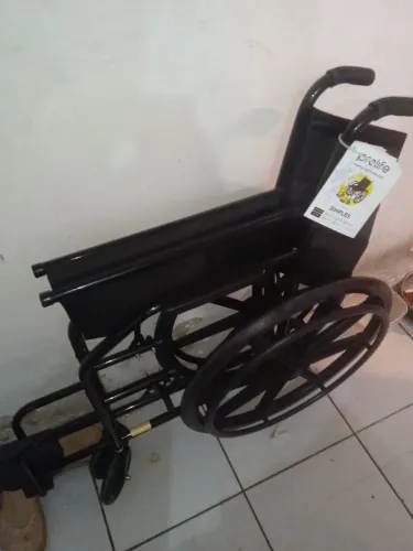 Pra hj Cadeira de rodas nova vai até com o manual