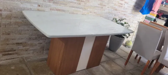 Mesa de 6 lugares com tampo de vidro