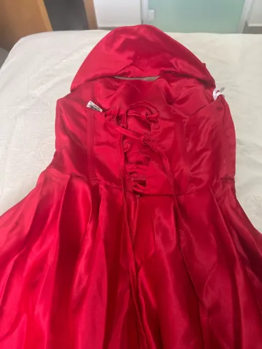 Vende - se um vestido para festas usado uma única vez