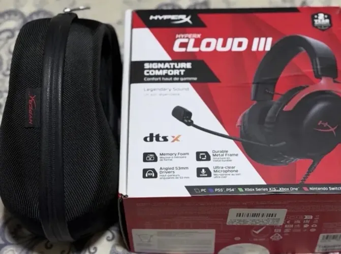 Headset HyperX Cloud III com fio, caixa e acessórios