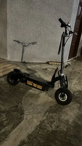 Patinete Scooter Elétrico 800W 36V da marca brasileira Two Dogs.