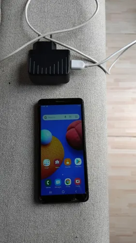 Vendo celular sangsung A01 acompanha carregador funcionando perfeitamente