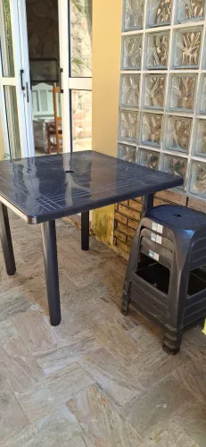 Mesa plástica com banquetas empilháveis 