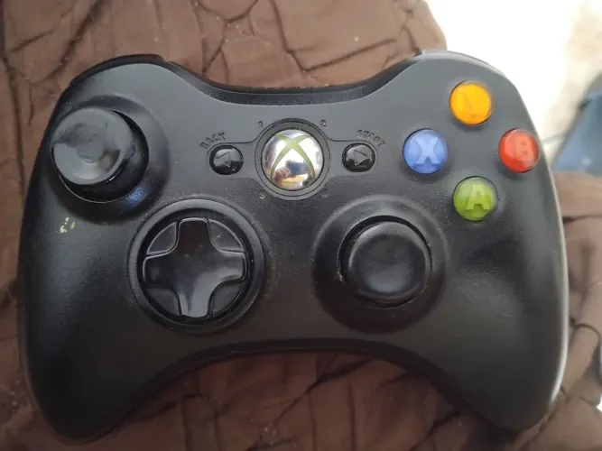 Controle do Xbox 360 original uma bolinha do Canto está enferrujada só esse defeito