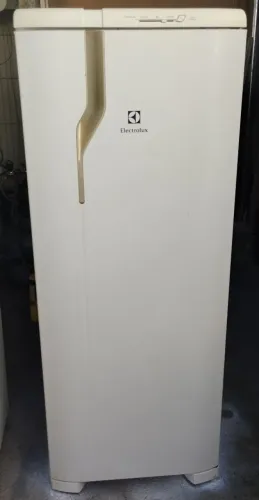 Geladeira. Eletrolux. Degelo seco. 240L. 110v