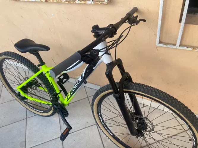 Bicicleta mountain bike first aro 29 em ótimo estado