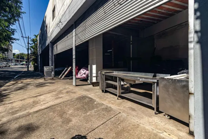 Prédio comercial na Rua José Ferreira Pinto, 1  380 m²