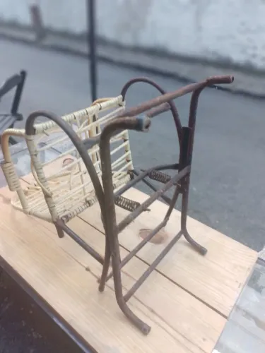 Cadeira baixa antiga precisa de uma restauração 