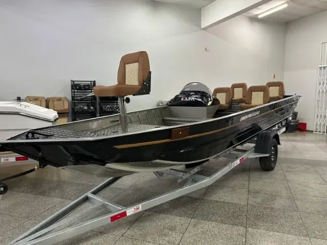 Lancha Semichata em Alumínio 6 metros